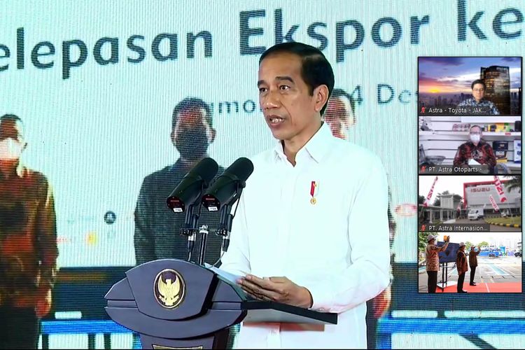 Presiden RI Joko Widodo memberikan sambutan pada acara Pelepasan Ekspor dari Indonesia ke Pasar Global yang diselenggarakan secara hybrid di 14 kota dan kabupaten (4/12).