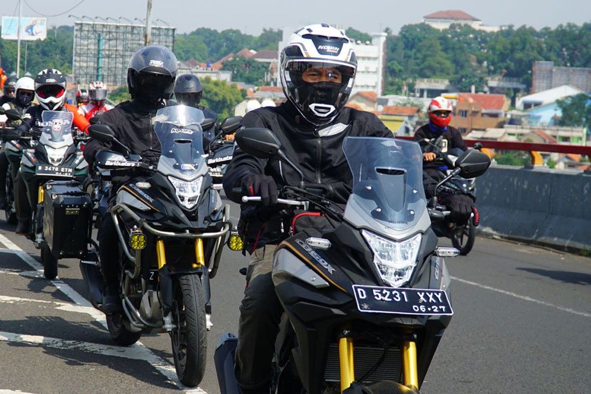 Pengguna Honda CB150X mencoba performa dan fitur di jalanan kota Bandung