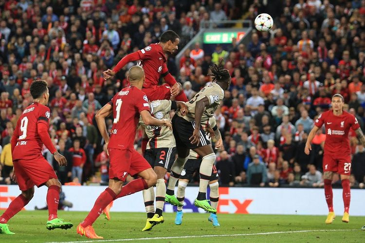 Bek Liverpool Joel Matip (atas) merayakan gol kedua timnya pada pertandingan Grup A Liga Champions antara Liverpool vs Ajax di Anfield di Liverpool, Inggris, pada 13 September 2022.