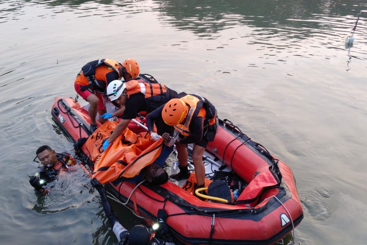 Tim SAR gabungan akhirnya menemukan jasad anak buah kapal (ABK) KM Dedi Jaya bernama Muhammad Sahril (18) yang tenggelam di perairan Muara Kali Adem, Penjaringan, Jakarta Utara. 