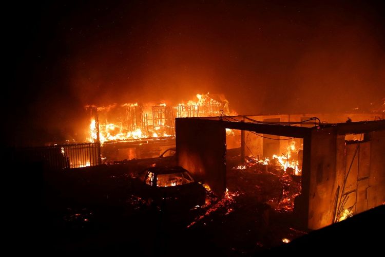 Kendaraan dan rumah terbakar saat terjadi kebakaran di Viña del Mar, Chile, pada 2 Februari 2024.