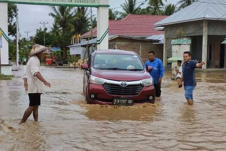 Banjir melanda Kecamatan Dungaliyo Kabupaten Gorontalo. Air bah menggenangi rumah warga dan sarana publik.