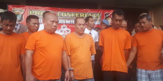 Para preman yang beraksi di Komplek Ruko Seribu, Cengkareng, Jakarta Barat akhirnya ditangkap polisi. Foto diambil di Polres Jakarta Barat, Senin (27/8/2018).