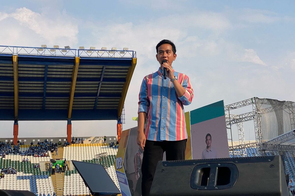 Cawapres nomor urut 2 Gibran Rakabuming Raka saat menyampaikan orasi politiknya di Stadion Si Jalak Harupat, Kabupaten Bandung, Jawa Barat pada Jumat (9/2/2024)