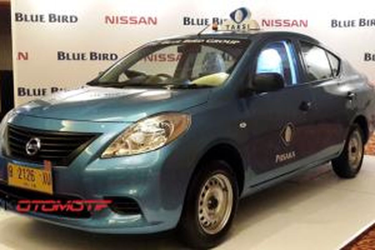 Taksi Blue Bird Nissan Almera. Konversi ke bahan bakar gas terkendala SPBG.