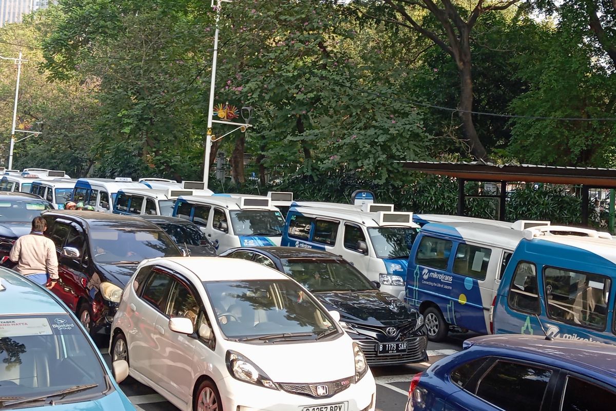 Kondisi lalu lintas di depan Halte Transjakarta Balaikota di Jakarta Pusat, Selasa (30/7/2024)