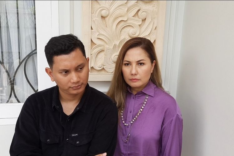 Emma Waroka (kanan) dan suaminya Bagus (kiri) saat ditemui di kawasan Jagakarsa, Jakarta Selatan, Sabtu (22/1/2022).