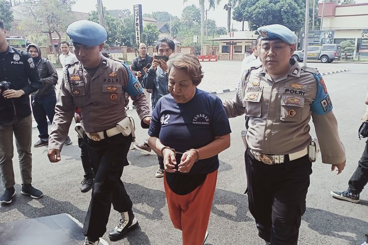Testy alias Tasdik (56) tersangka penyuntik payudara ilegal di Soreang, Kabupaten Bandung, Jawa Barat saat digiring petugas di Mapolresta Bandung pada Senin (24/7/2023) akibat perbuatannya menyebabkan kliennya mengalami luka berat dan satu orang meninggal dunia,
