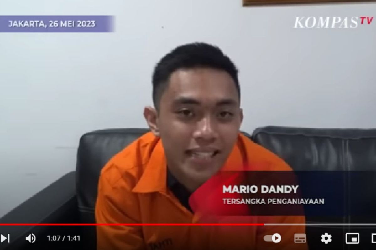 Sebuah video yang memperlihatkan tersangka penganiayaan D, Mario Dandy Satrio, mengenakan kanel ties sendiri di samping polisi, viral di media sosial sejak Jumat (26/5/2023).