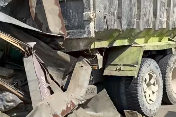 Dump truk hantam warung nasi karena pecah selang angin di Jalan Tlajung Udik, Kecamatan Gunung Putri, Kabupaten Bogor. Tangkapan layar video di akun Instagram @suarabotim