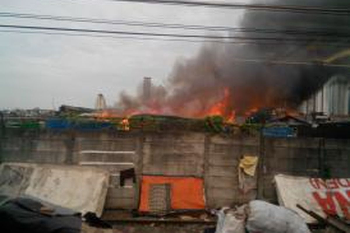 Kebakaran melanda Kelurahan Kebon Melati, Tanah Abang, Jakarta Pusat, Kamis (5/3/2015). 