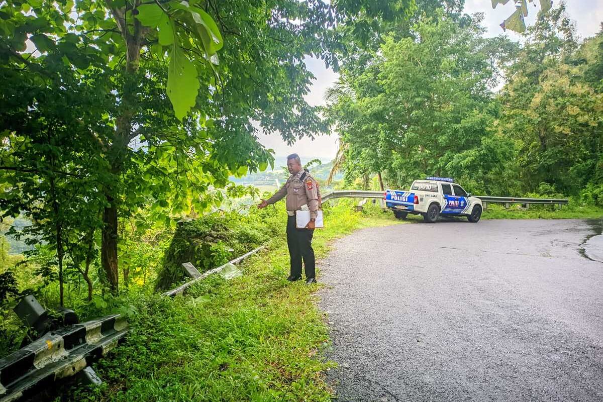 Polisi mengolah TKP tikungan Secekuk di wilayah Kalurahan Pendoworejo, Kapanewon Girimulyo, Kabupaten Kulon Progo, Daerah Istimewa Yogyakarta.