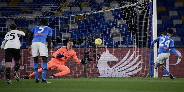 Proses gol penalti penyerang Napoli Lorenzo Insigne (kanan) ke gawang Juventus pada laga lanjutan pekan ke-22 Liga Italia di Stadion Diego Armando Maradona, 13 Februari 2021. 