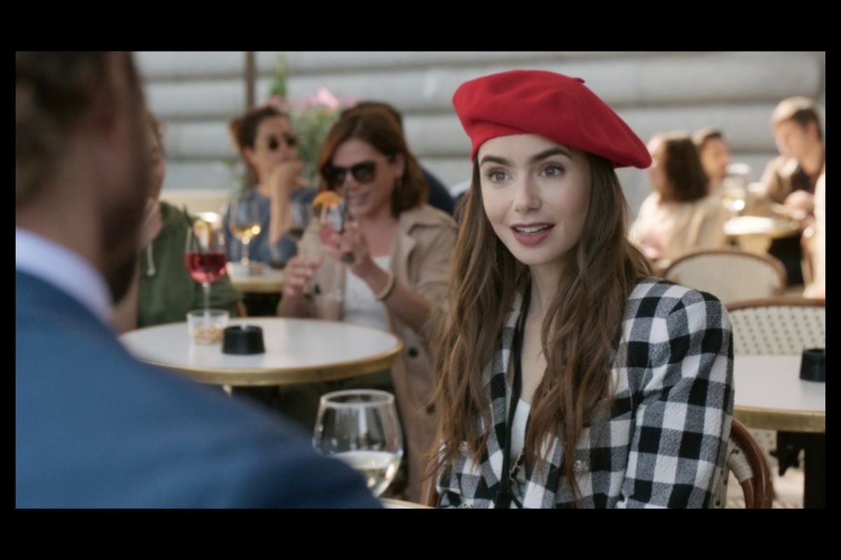 Aktris Lily Collins pemeran Emily Cooper dalam serial Emily in Paris (2020)