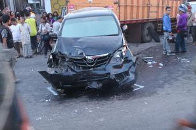 Mobil Avanza wana hitam dalam keadaan rusak berat usai tertabrak truk dari arah Kendal yang hilang kendali, Jumat (25/4/2014). Kecelakaan ini menewaskan 1 orang dan 4 orang luka-luka