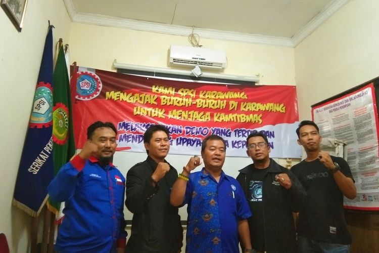 Bambang Subagyo, Ketua PC Federasi Serikat Pekerja Rokok Tembakau Makanan dan Minuman (FSPRTMM) SPSI Karawang  (tengah) bersama rekan-rekannya saat menjelaskan alasan tak ikut demo ke Jakarta, Rabu (2/10/2019).