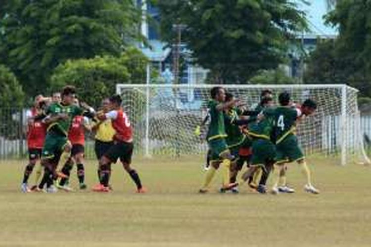 Dua pemain dari PMU dan Perssu Kaisar Sumenep, terlibat kerusuhan di dalam lapangan saat laga uji coba di Stadion A Yani Sumenep, Jumat (23/9/2016).