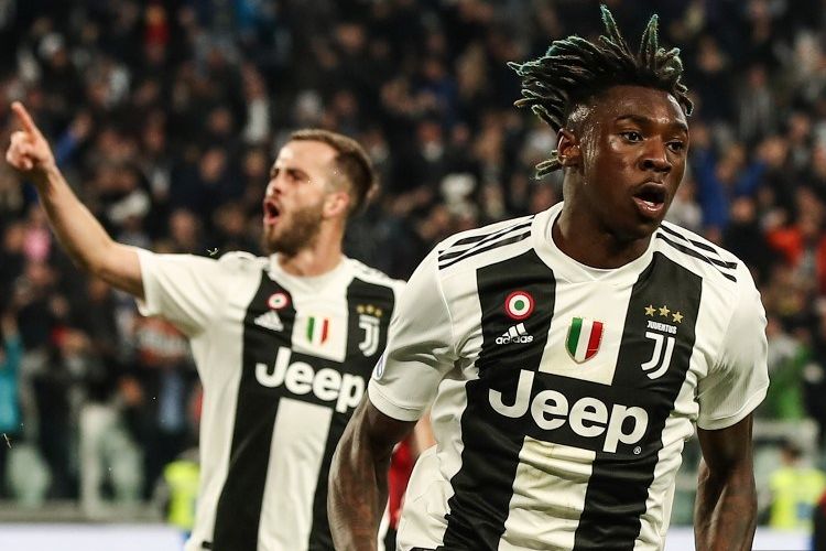 Penyerang muda Timnas Italia, Moise Kean, merayakan gol kemenangan timnya pada pertandingan Juventus vs AC Milan di Stadion Allianz dalam lanjutan Liga Italia, 6 April 2019. 