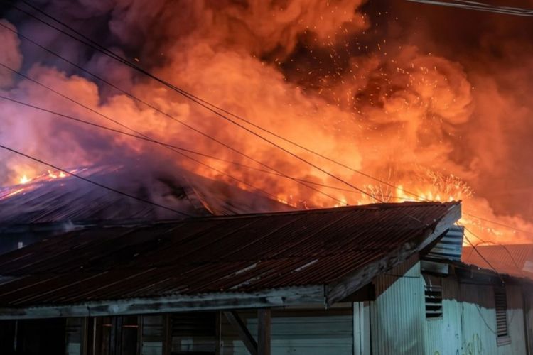 Kebakaran Landa Pemukiman di Sorong Barat, Warga Berhamburan Selamatkan Diri