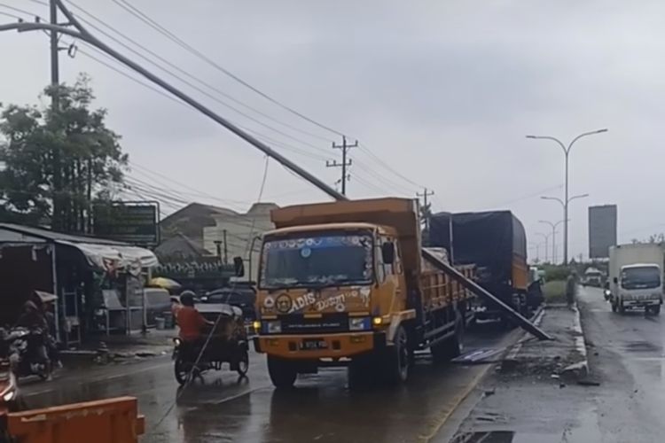 Tiang listrik menimpa mobil truk di Jalan Kaligawe Semarang, Jawa Tengah (Jateng). 