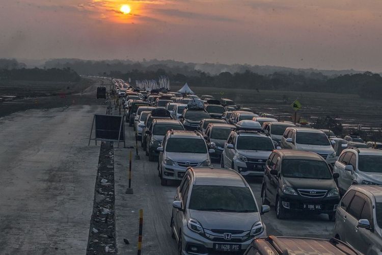 Kendaraan terjebak kemacetan di jalur tol fungsional Batang-Semarang, Batang, Jawa Tengah, Senin (11/6). Kemacetaan disebabkan adanya antrean kendaraan yang diarahkan keluar dari tol fungsional karena pembangunan Jembatan Kalikuto belum rampung dan dijadwalkan baru akan selesai pada H-2 lebaran. ANTARA FOTO/Muhammad Adimaja/kye/18 