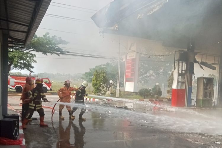 Proses pemadaman kebakaran SPBU 44.575.25 Cuplik, Kelurahan Bulakan, Kabupaten Sukoharjo, Jawa Tengah (Jateng), pada Rabu (8/1/2024).
