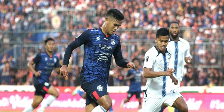 Aksi personel Arema FC, Muhammad Rafli, kala berlaga melawan PSIS Semarang pada leg kedua semifinal Piala Presiden 2022 di Stadion Kanjuruhan, Kabupaten Malang, Senin (11/7/2022).
