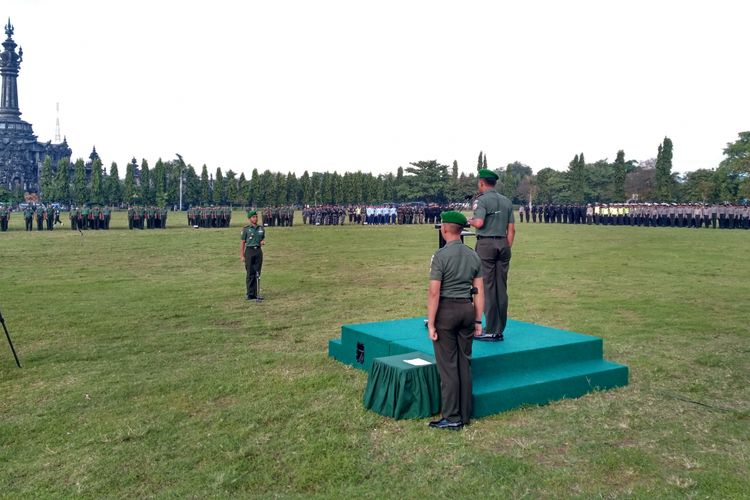 Apel gelar pasukan pengamanan kedatangan Barack Obama di lapangan Renon, Denpasar, Jumat (23/6/2017).