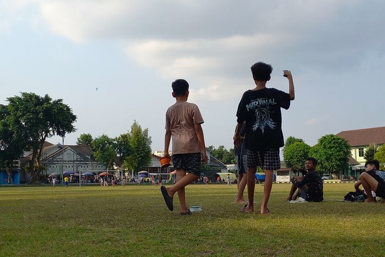 Pemain layangan di Lapangan Mancasan, Kota Yogyakarta, Jumat (11/7/2025)