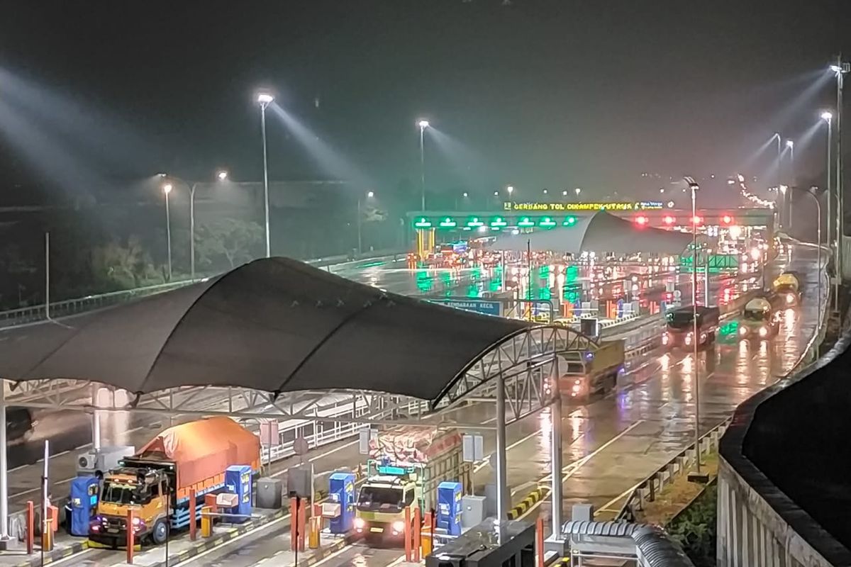 Arus balik pada malam Natal (25/12/2019) di Tol Trans Jawa gerang tol Cikampek Utama.