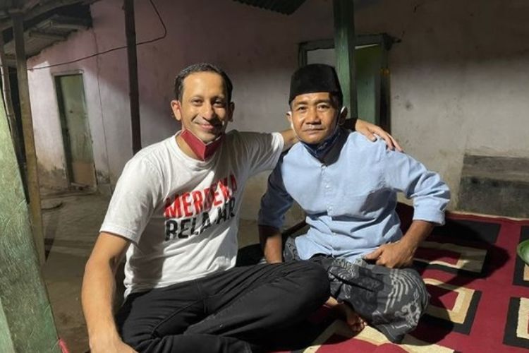 Mendikbud Ristek Nadiem Makarim bersama Guru Sukardi Malik