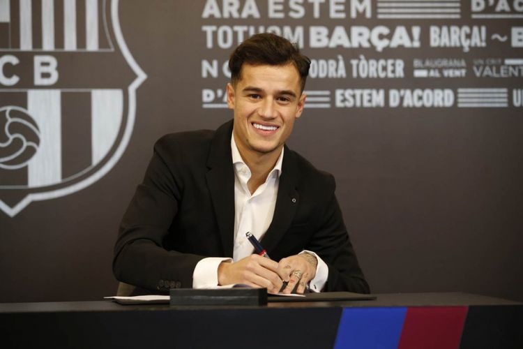 Philippe Coutinho saat menandatangani kontrak bersama Barcelona.