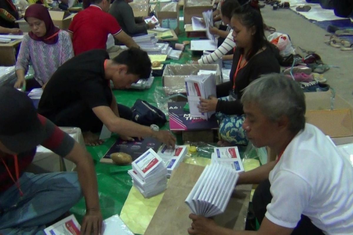 Pelipatan dan penyortiran surat suara di Gudang KPU Depok, Jalan Tugu, Cimanggis, Depok, Senin (11/3/2019)