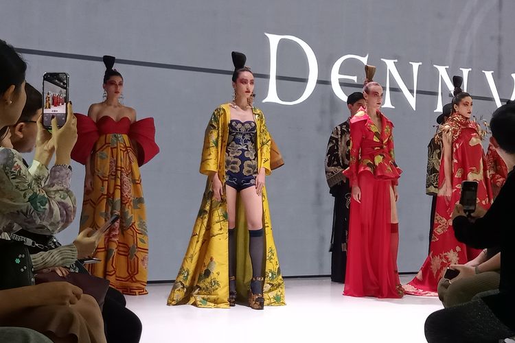Denny Wirawan mempersembahkan koleksi terbarunya dalam sebuah peragaan busana The Langham Fashion Soiree, hasil kerjasama antara The Langham Jakarta dengan Ikatan Perancang Mode Indonesia (IPMI), pada Rabu malam (1/11/2023).
