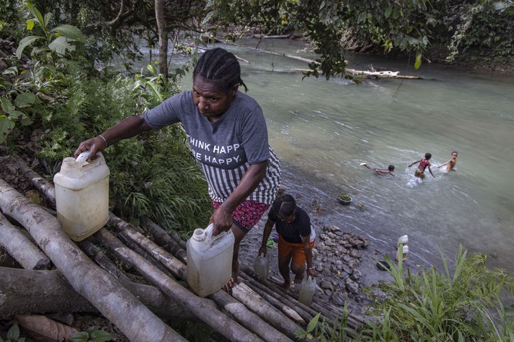 Perempuan anggota Gelek Malak Kalawilis Pasa mengambil air dari Sungai Klais Malak untuk keperluan sehari-hari di hutan adat Gelek Malak Kalawilis Pasa di Distrik Sayosa, Kabupaten Sorong, Papua Barat Daya.
