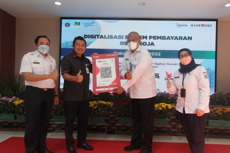 Launching Digitalisasi Sistem Pembayaran Rumah Sakit Umum Daerah Koja bersama Sekretaris Kota Jakarta Utara Abdul Khalit dan Kepala RSUD Koja Ida Bagus Nyoman Banjar di Jakarta, Rabu (20/4/2022).