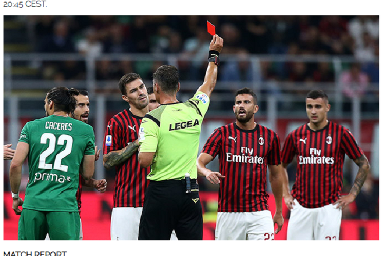 Para pemain melakukan protes kepada wasit saat pertandingan AC Milan vs Fiorentina di Stadion San Siro, Milan, Minggu (29/9/2019) waktu setempat.