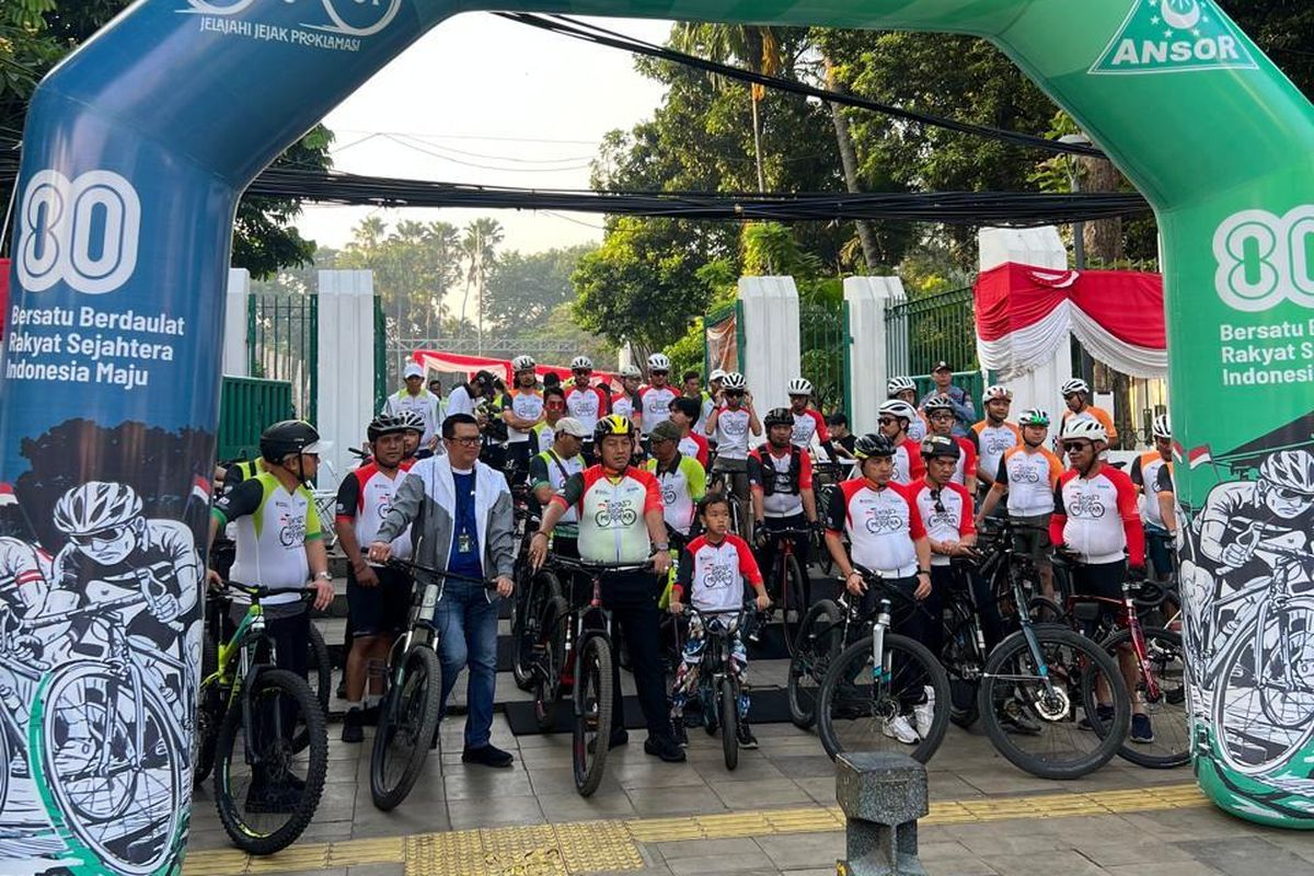 Gerakan Pemuda (GP) Ansor menggelar Lintas Roda Merdeka, sebuah ajang gowes sejauh 80 kilometer dari Tugu Proklamasi, Jakarta, menuju Monumen Kebulatan Tekad, Rengasdengklok, Sabtu (16/8/2025).