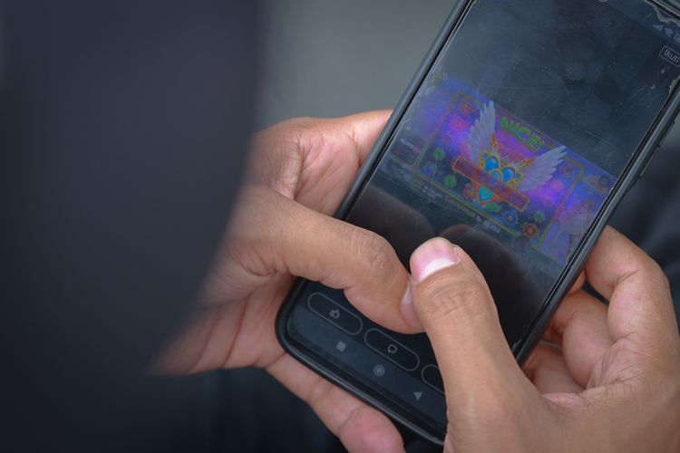 Tampilan layar judi online pada gawai.