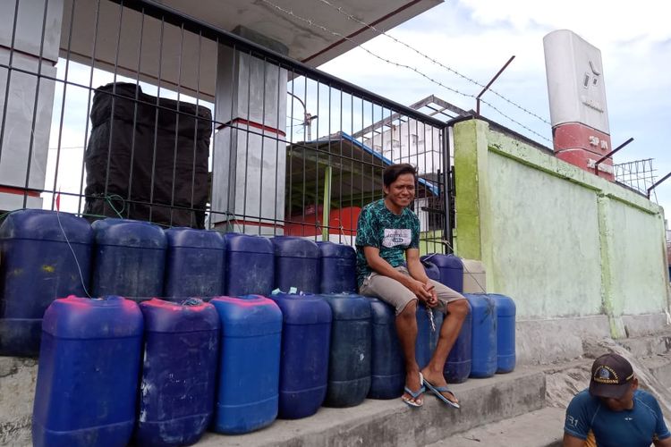 Antrean jerigen di SPBN Sanggeng Manokwari dari para Nelayan Senin (5/9/2022) untuk persiapan pengisian Selasa (6/9)