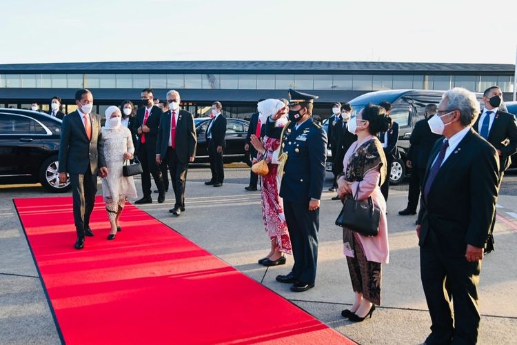 Presiden Joko Widodo dan Ibu Iriana Joko Widodo saat akan bertolak dari Bandara Haneda, Tokyo menuju ke Seoul, Korea Selatan, Rabu (27/7/2022).