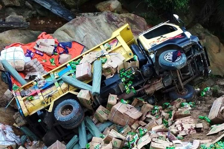 Truk bermuatan kebutuhan pokok dari Malaysia terguling di Pulau Sebatik Kabupaten Nunukan. Truk masuk ke dalam jurang karena sopir terlalu pinggir saat melintas di Bukit Menangis. Tidak ada korban jiwa dalam kejadian tersbeut, namun kerugian diperkirakan mencapai Rp 70 juta.