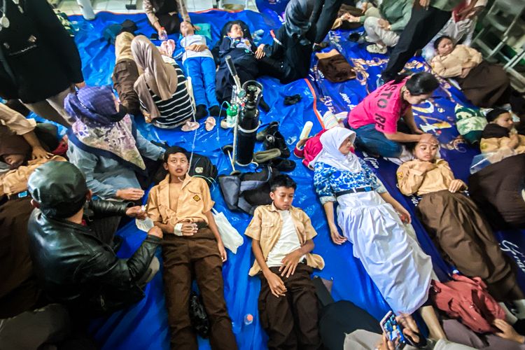 Kondisi puluhan siswa SMP Negeri 1 Cisarua, Kabupaten Bandung Barat (KBB), yang diduga keracunan program Makan Bergizi Gratis (MBG) terus memburuk, Selasa (14/10/2025).