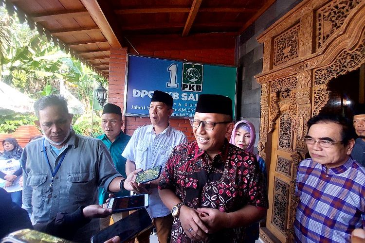 Sinoeng N. Rachmadi usai mengembalikan formulir pendaftaran Pilkada Salatiga di kantor DPC PKB Salatiga