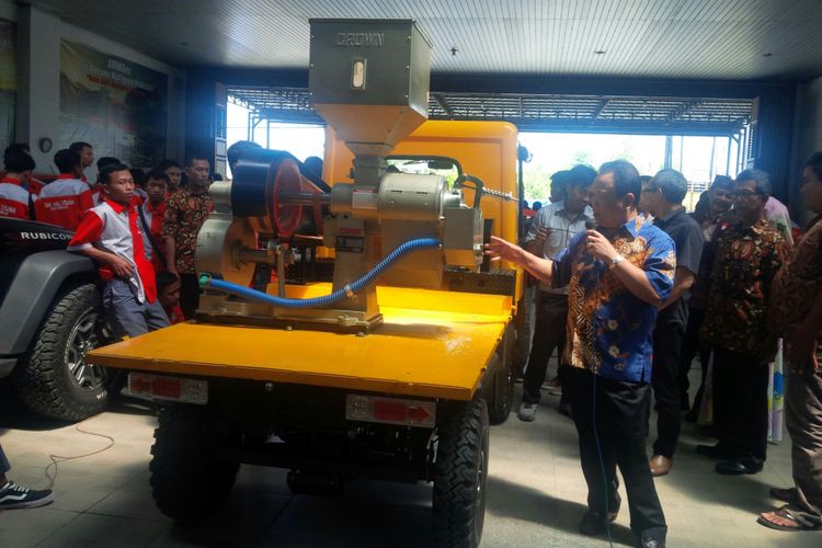 Presiden Komisaris KMWI dan KMWD Sukiyat saat memperkenalkan kendaraan AMMDes merupakan mobil Esemka generasi III di Bengkel Kiat Motor di Klaten, Jawa Tengah, Kamis (25/10/2018).