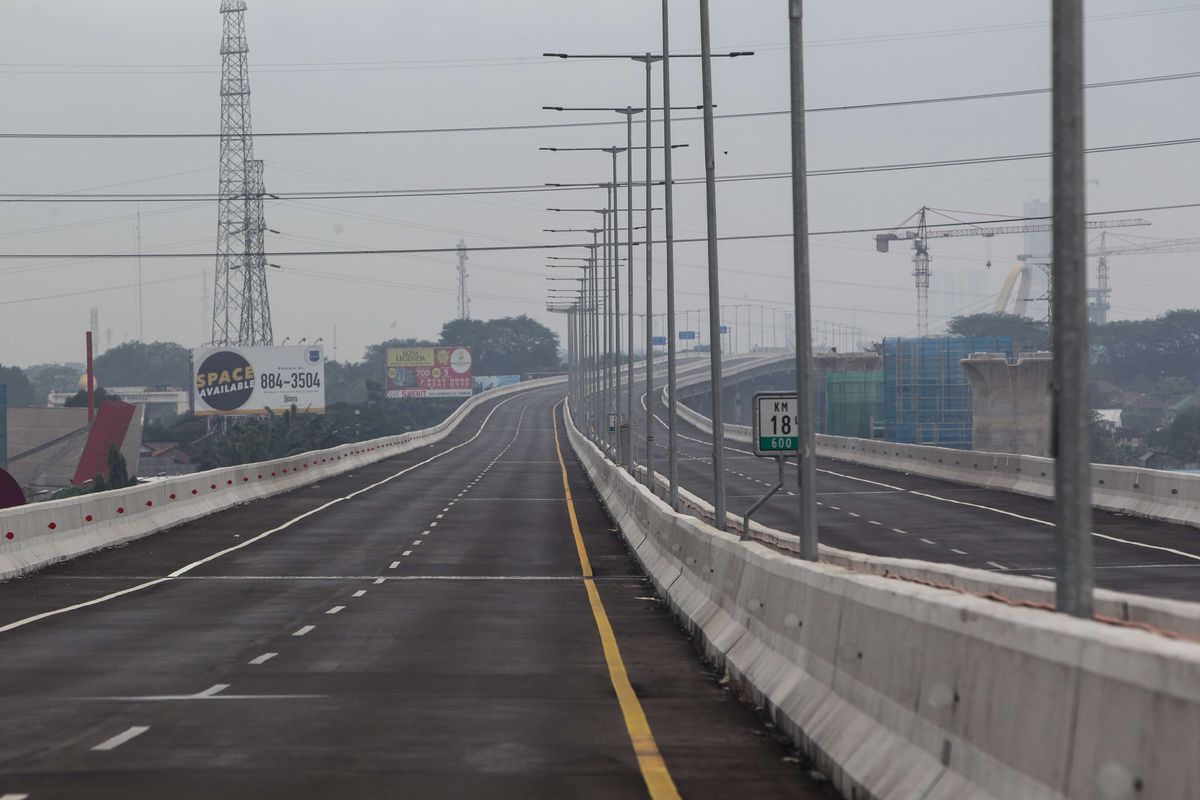 Jalan Tol Layang Jakarta - Cikampek tampak sepi setelah ditutup pada kedua arah, Sabtu (2/5/2020). Penutupan Jalan Tol Layang Jakarta - Cikampek dilakukan untuk mencegah penyebaran virus Covid-19 selama masa mudik Idul Fitri 1441 H.