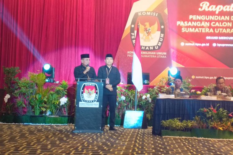 Calon gubernur Sumut nomor urut 2 Edy Rahmayadi dan wakilnya Hasan Basri saat memberikan kata sambutan di saat menghadiri acara pencabutan nomor pasangan calon gubernur Sumut di Hotel Grand Mercure, Senin (23/9/2024)