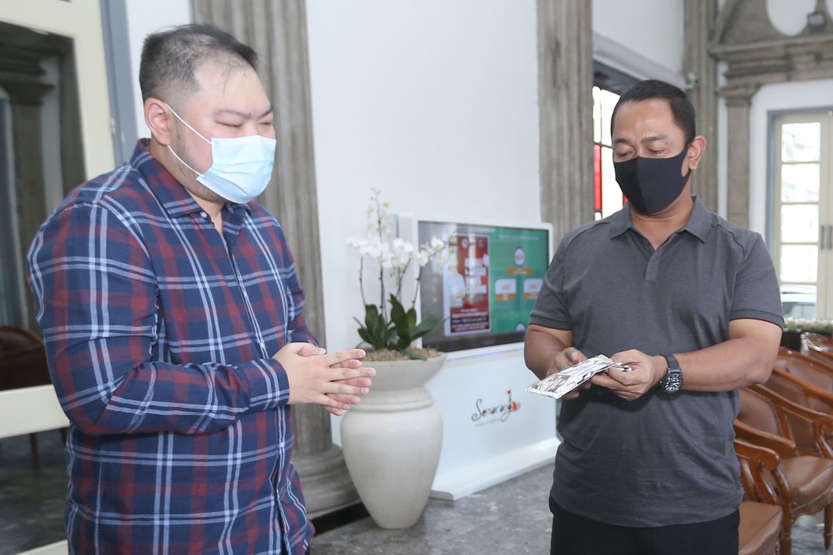 Wali Kota Semarang Hendrar Prihadi, menerima Pimpinan Indomaret, Kyu-Kyu TV, dan Alumni Sedes yang menyerahkan bantuan 3.350 masker dan 200 paket sembako, di Kantor Wakil Kota Semarang, Senin (20/4/2020).