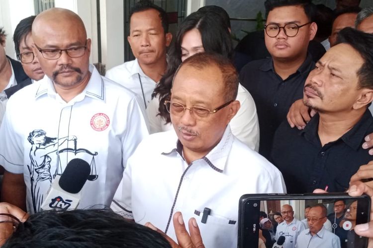Wakil Wali Kota Surabaya Armuji alias Cak Ji dalam konferensi pers dengan media usai pertemuan dengan Jan Hwa Diana.