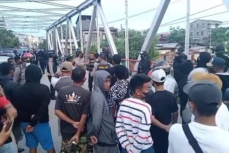 Warga Kelurahan Nganganaumala, Kecamatan Batupoaro, Kota Baubau, Sulawesi Tenggara, melakukan aksi blokade di atas jembatan gantung, Minggu (12/12/2021) sore.